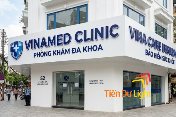 Bảng hiệu nền trắng chữ xanh đơn giản nhưng cực kỳ thu hút