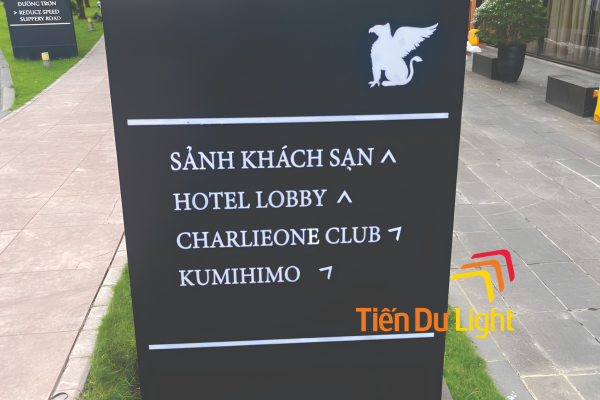 Biển chỉ dẫn ngoài trời tại khách sạn cao cấp
