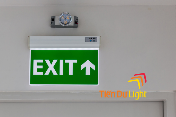 Biển chỉ dẫn thoát hiểm không thể thiếu trong các tòa nhà