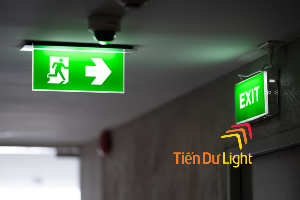Tầm quan trọng của biển chỉ dẫn thoát hiểm trong công tác pccc