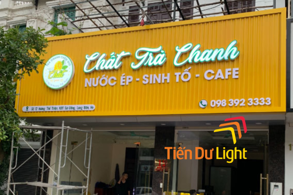Biển quảng cáo nền vàng nổi bật, thu hút mọi ánh nhìn trên phố