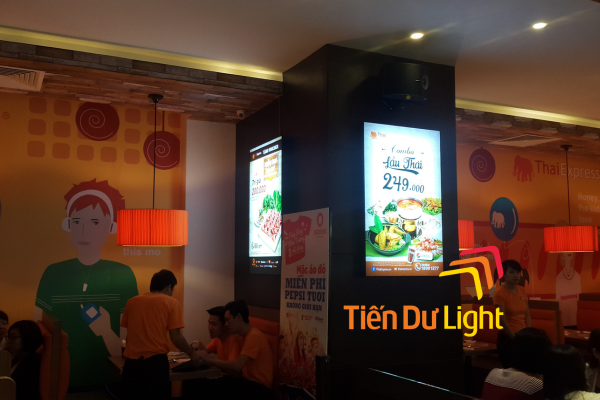 Hộp đèn LED tại chi nhánh nhà hàng đồng bộ, sắc nét