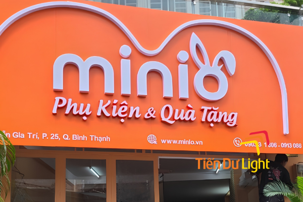 Bảng hiệu phụ kiện quà tặng phong cách hiện đại