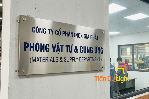 Làm biển nhà máy bằng inox chuyên nghiệp, uy tín