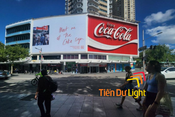 Thi công biển quảng cáo Coca Cola, đúng nhận diện