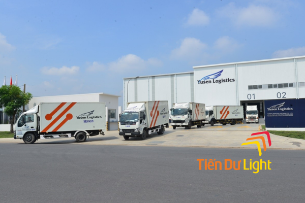 Biển hiệu cổng vào công ty logistics kích thước lớn, nhìn thấy từ xa