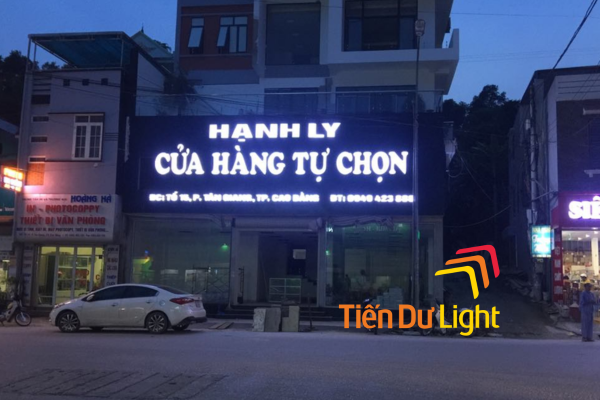 Biển quảng cáo cửa hàng tự chọn đẹp, nổi bật với màu sắc hài hòa