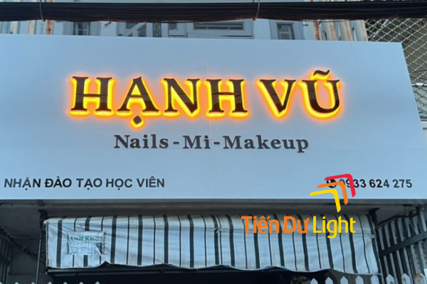 Biển quảng cáo đèn hắt nổi bật ban đêm, gây ấn tượng từ xa