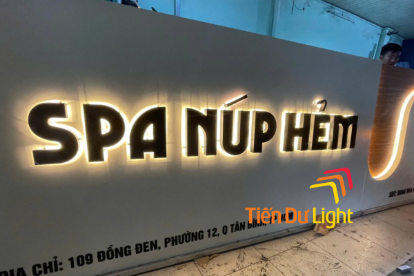 Biển quảng cáo gắn led hắt sáng đẹp, sang trọng và thu hút