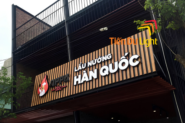 Biển quảng cáo giả gỗ cao cấp đẹp, bền và tiết kiệm chi phí