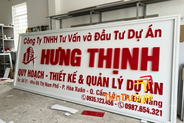 Biển quảng cáo nền trắng chữ đỏ ứng dụng phổ biến