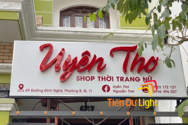 Biển quảng cáo nền trắng chữ đỏ thiết kế đơn giản, hiệu quả