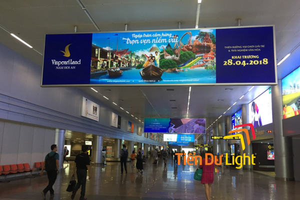 Biển quảng cáo nhà ga thu hút hàng triệu lượt khách mỗi năm