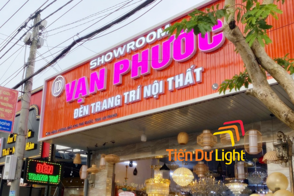 Biển quảng cáo showroom đèn trang trí chữ nổi đẹp