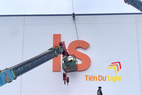 Kết cấu chữ nổi trên mái nhà máy bền vững, chịu gió tốt