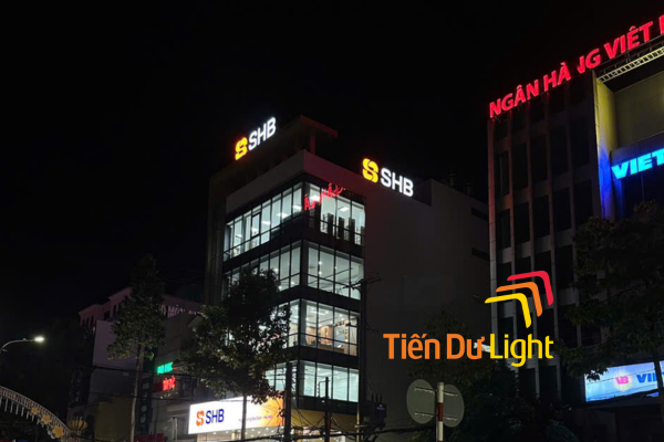 Logo chữ nổi ngân hàng trên cao thu hút