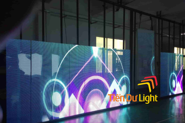 Vì sao màn hình LED nhìn gần xấu nhưng nhìn xa lại đẹp? Giải đáp