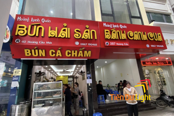 Bảng hiệu bún hải sản thu hút khách