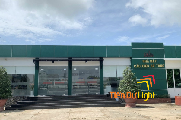 Bảng hiệu nhà máy bê tông kết hợp logo và tên thương hiệu