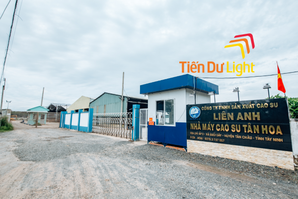 Ấn tượng từ cổng vào với bảng hiệu nhà máy sản xuất cao su