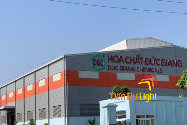 Bảng hiệu nhà máy chất tẩy rửa thiết kế hiện đại, nổi bật