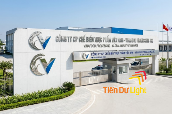 Bảng hiệu nhà máy chế biến nổi bật với thiết kế rõ ràng, nhận diện thương hiệu