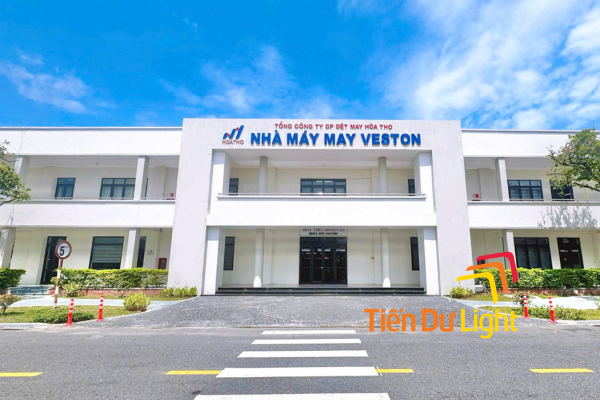 Mẫu bảng hiệu nhà máy dệt may ngoài trời được bố trí khoa học