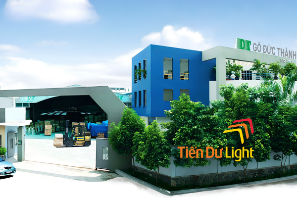 Bảng hiệu tên nhà máy kết hợp logo thương hiệu, tạo điểm nhấn