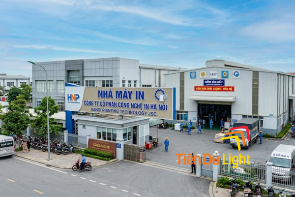 Bảng hiệu nhà máy in quy mô lớn với thiết kế chắc chắn, dễ nhận diện từ xa