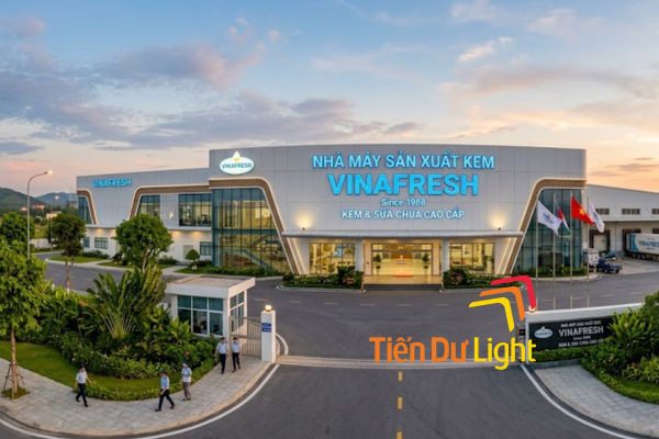 Bảng hiệu nhà máy kem nổi bật ban ngày, ấn tượng khi lên đèn