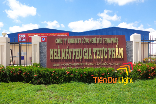 Bảng hiệu tên nhà máy kết hợp logo nổi bật, tạo dấu ấn chuyên nghiệp