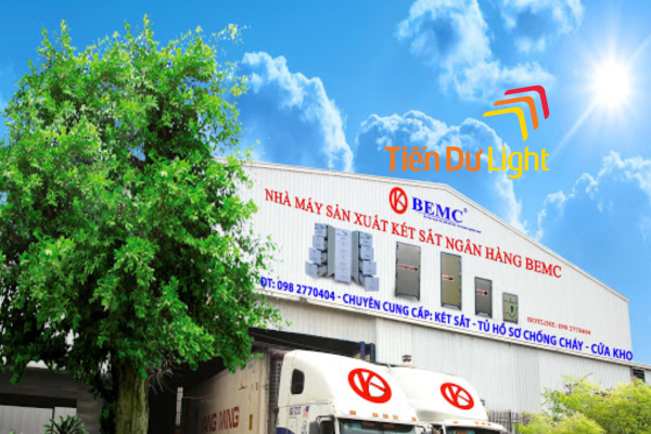 Bảng hiệu nhà máy sản xuất két sắt bền chắc, chuyên nghiệp, đúng nhận diện