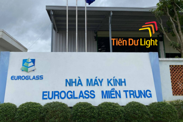 Bảng hiệu nhà máy sản xuất kính mắt chuyên nghiệp, hiện đại