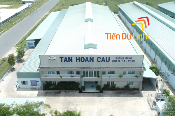 Bảng hiệu nhà máy sản xuất máy bơm bền đẹp trước nắng mưa