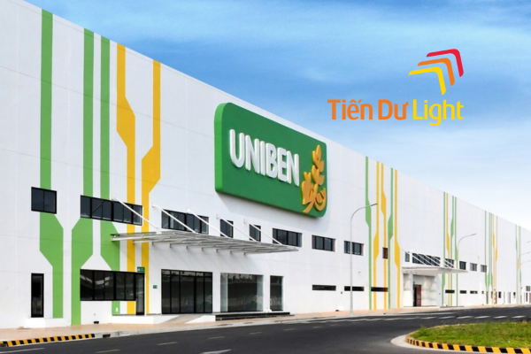 Bảng hiệu kết hợp logo và hệ thống chữ nổi, mang đến tổng thể hiện đại