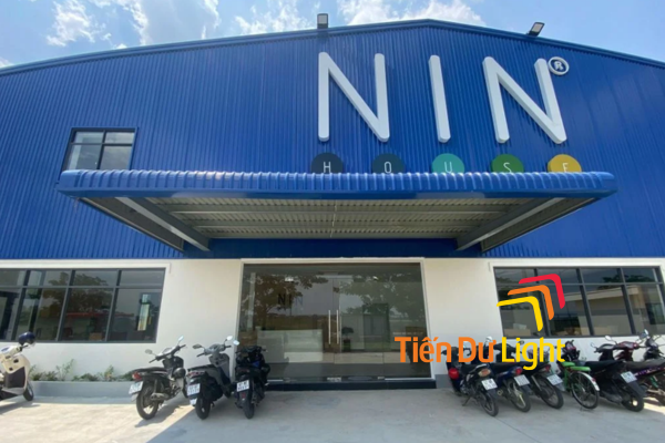 Bảng hiệu nhà máy sản xuất nệm nổi bật với thiết kế hiện đại