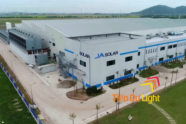 Mẫu bảng hiệu nhà máy sản xuất pin nổi bật với hệ thống chữ và logo rõ nét