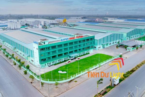 Mẫu bảng hiệu nhà máy thiết bị điện được bố trí khoa học, thông tin rõ nét