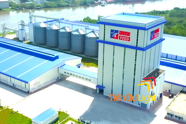 Bảng hiệu tại nhà máy sản xuất thức ăn chăn nuôi