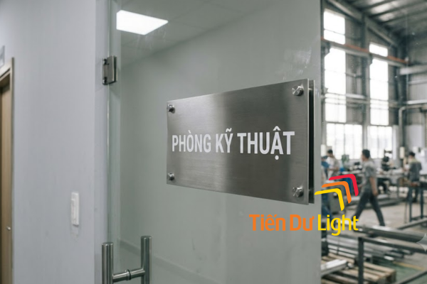 Biển phòng ban nhà máy kết hợp màu sắc thương hiệu, tạo sự đồng bộ