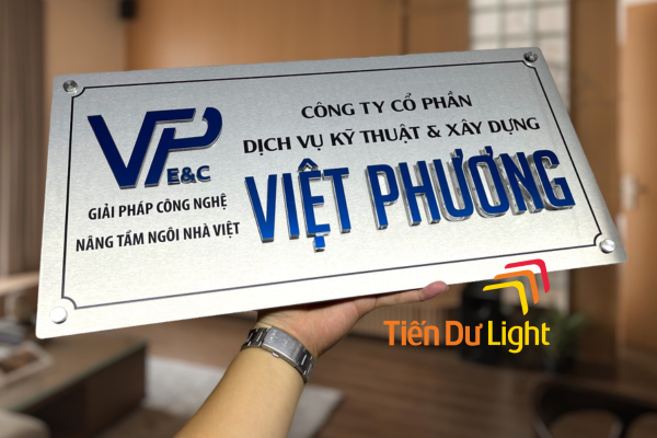Bảng hiệu inox có bền không? Giải đáp chi tiết
