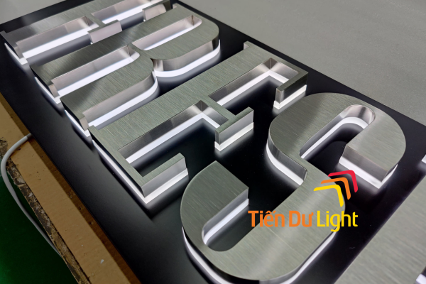 Chữ inox xước sáng chân là gì? Đặc điểm và ứng dụng thực tế