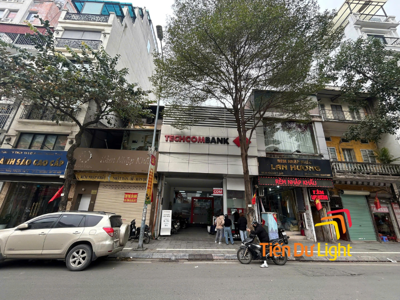 Bộ chữ nổi Techcombank và nền A lu trước khi thi công