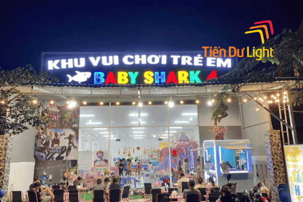 Bảng hiệu chữ nổi đèn led nổi bật khu vui chơi về đêm