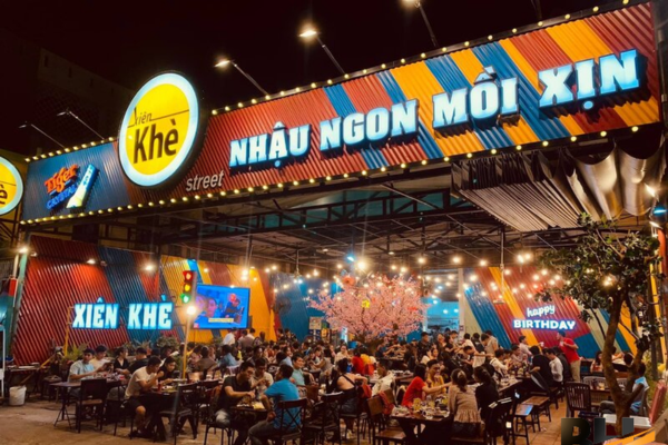 Kết hợp đèn led giúp biển nổi bật vào ban đêm