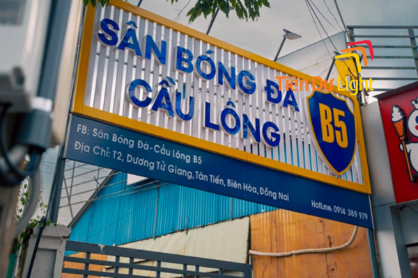 Sân cầu lông có nhiều loại bảng hiệu