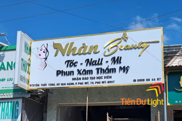Mẫu bảng hiệu tóc nail ấn tượng giúp tiệm nổi bật giữa phố đông