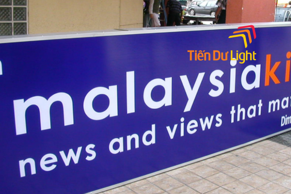 Bảng hiệu tole dán decal linh hoạt trong quảng cáo