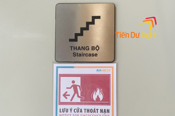 Tại sao cần lắp đặt biển chỉ dẫn cầu thang bộ trong tòa nhà?