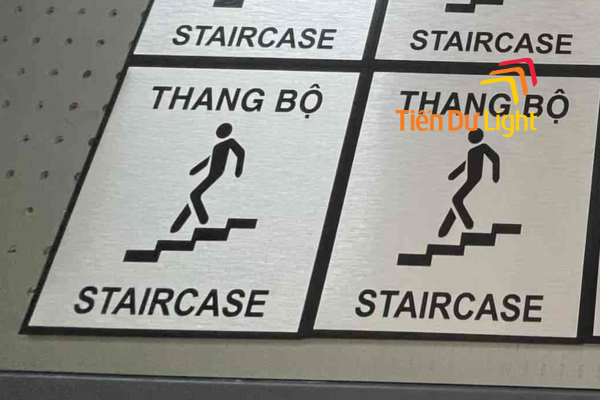Biển chỉ dẫn giúp định hướng thang bộ nhanh chóng